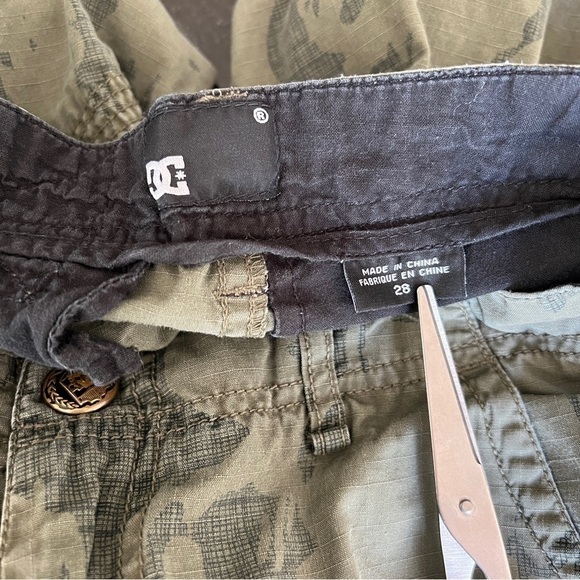 DC Shoe Company Loose Baggy Fit Camo Cargo Bermuda Shorts - Picture 9 of 10